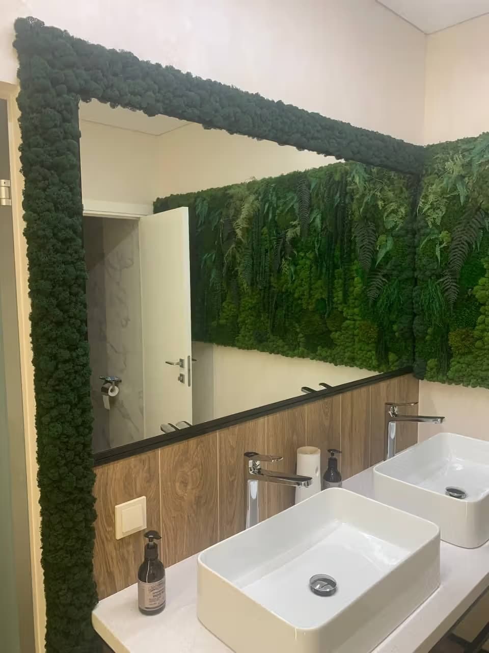 Прямоугольное зеркало в черной раме для кафе в Сочи — изготовление и монтаж на заказ