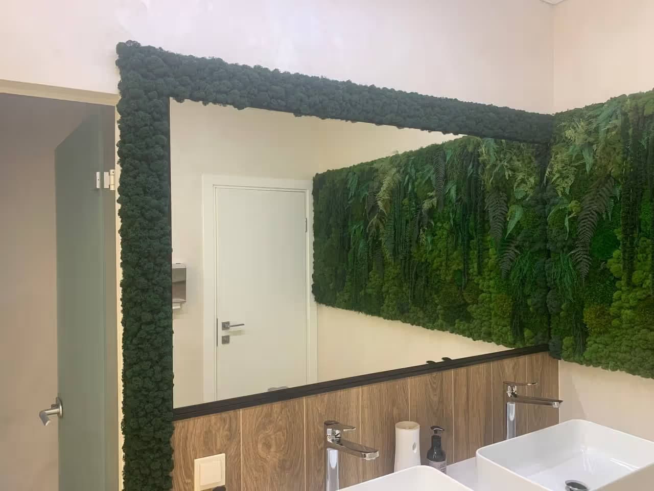 Прямоугольное зеркало в черной раме для кафе в Сочи — изготовление и монтаж на заказ